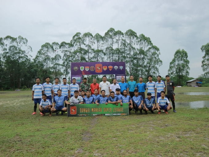 Exco PSSi Kabupaten Siak Rahmad Hidayat SE MSi dan Kasi Trantib Kecamatan Sungai Mandau Tamrin SPd foto bersama dengan tim Olak FC dan Petaling Jaya di lapangan sepak bola Kampung Lubuk Jering, Jumat (22/7/2022).